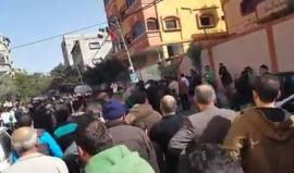 فلسطيني من غزة يرزق بطفله الأول بعد انتظار 35 عاما .. شاهد فرحتهم به