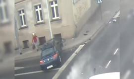 #شاهد كادت أن تسحقها.. امرأة تنجو من الموت في مدينة كاليش البولندية