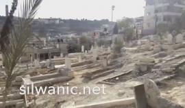 #فيديو قوات الاحتلال تنتهك حرمة مقبرة قرية العيسوية القدس المحتلة