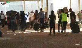 #شاهد| خروج عدد من المقاتلين والمدنيين من الوعر إلى الدار الكبيرة بريف حمص الشمالي.
#سورية #حمص #الوعر