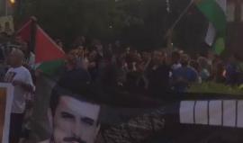 #شاهد | مسيرة في مدينة حيفا المحتلة تضامنا مع الاسرى المضربين في سجون الاحتلال منذ 36 يوما . 

تصوير علي مواسي