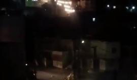 #شاهد
من المواجهات المتواصلة بين الشبان وقوات الاحتلال في بلدة سعير شرق الخليل بعد اقتحامها عقب عملية #صيد_البط