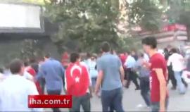 قمة الانسانية .. رجل أمن تركي يقوم بحماية أحد الإنقلابيين بعد الهجوم عليه من قبل المواطنين