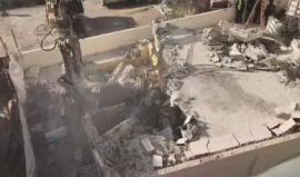 جرافات الاحتلال تهدم منزلا لعائلة أبو رموز في حي بيت حنينا، شمال مدينة القدس