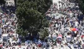 #شاهد | عشرات الآلاف يؤدون صلاة الجمعة الأولى من رمضان في المسجد الأقصى المبارك، من بينهم 100 مواطن من قطاع غزة