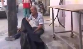 #المأساة تعصف بالسوريين في #حلب يوماً بعد يوم .. 
مشهد مؤلم لأب سوري يفقد عقله بعد أن فقد أبنه في القصف على حي الشعار في حلب !!