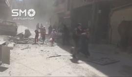 انتشال الجرحى من تحت الأنقاض إثر القصف الجوي على مدينة دوما