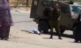 #شاهد فيديو إطلاق النار على شاب فلسطيني بزعم محاولة تنفيذ عملية طعن قرب بلدة تقوع جنوب بيت لحم.