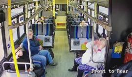 سيارة تخترق حافلة في نيويورك .