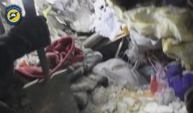 #شاهد | نحو 60 شهيدا وعشرات الجرحى اثر قصف  طائرات حربية لمسجد خلال أداء صلاة العشاء في بلدة "الجينة" بريف حلب الغربي المحاذية لمحافظة إدلب