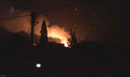 حرائق ضخمة نتيجة استهداف بلدة تفتناز في ريف #إدلب بالقنابل الفسفورية الحارقة المحرمة دوليا .