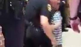 هذا الطفل توفي والده خلال عمله الشرطي، وفي أول يوم دراسي وجد صعوبة كبيرة في الذهاب للمدرسة لعدم وجود والده ليوصله لهناك، لكنه تفاجأ بأصدقاء والده ينتظرونه لاصطحابه إلى المدرسة!