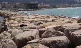 #مباشر .. فلسطينيون يصطادون الأسماك على الشاطئ الصخري في مدينة #حيفا شمال فلسطين .