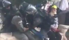 شاب فلسطيني يقاوم سبعة جنود من جيش الاحتلال انهالوا بالضرب الوحشي عليه بعد أسره بالمسجد الأقصى.