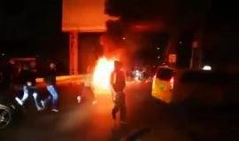 شبان يغلقون طريق العبيدية واد النار شرق بيت لحم احتجاجا على تعامل الشرطة خلال فضها لشجار بين لاعبين الأمعري والعبيدية حصلت في رام الله .