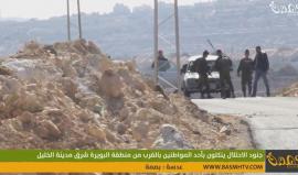 جنود الاحتلال ينكلون بأحد المواطنين بالقرب من منطقة البويرة شرق مدينة الخليل.