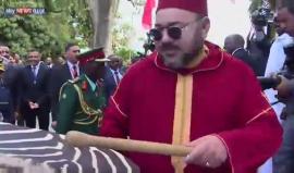 خلال جولته الإفريقية.. الملك محمد السادس يقرع الطبول عقب وصوله إلى تنزانيا