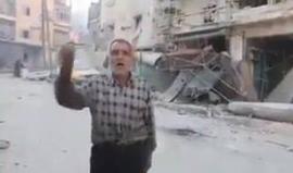 رجل مسن يوجه نداء استغاثة من داخل أحياء حلب المحاصرة إلى أشراف العالم والمسلمين
#حلب_تباد
#StandwithAleppo