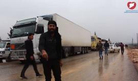 أهالي مدينة إدلب يقطعون طريق كللي - باب الهوى ويطالبون الفصائل بالتوجه إلى حلب