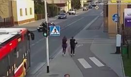 #شاهد فتاة تمازح صديقتها ..فكادت أن تفرم رأسها!