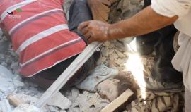 ننصح عدم مشاهدة الأطفال "+18" يحوي مشاهد قاسية . 
#شاهد .. انتشال جثامين أطفال ومسنين من تحت الانقاض اثر غارات جوية على الحولة بريف #حمص الشمالي .