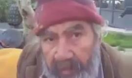 #شاهد نشطاء يتداولون مقطع فيديو لـ مسن فلسطيني من رفح عالق في اليونان بعد فقدانه وثائقه الشخصية