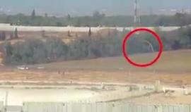 لحظة سقوط طائرة ورقية حارقة في الحقول بجوار موقع كرم أبو سالم وقد أُطلقت من قطاع غزة