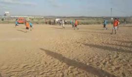 مباراة ودية بين فريق رابطة الفنانين الفلسطينية وفريق منتخب جنوب غزة ضمن فعاليات #مسيرة_العودة_الكبري في مخيم العودة شرق مدينة غزة