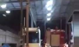 #شاهد .. قوات الاحتلال تفتش عناصر وسيارات الدفاع المدني التابعة للسلطة على معبر قرية الجيب خلال توجهها للمساعدة في إطفاء الحرائق المستعرة داخل الكيان .