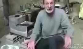 "والله العظيم الحالة كتير صعبة" .. صرخات مسن انهك الجوع والفقر أجساد عائلته، التي هي واحدة من بين آلاف العائلات في #الغوطة_الشرقية المحاصرة