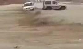 #فيديو مواطن سعودي ينقذ عائلة علقت في سيول أحد أودية #حائل