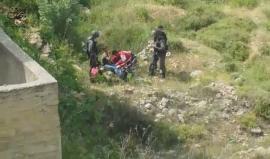 #شاهد | قوات الاحتلال تعتقل عددا من الشبان وتكسر قدم أحدهم خلال مواجهات مستمرة قرب معسكر " عوفر " في بيتونيا غرب رام الله بعد قمع مسيرة تضامنية مع الأسرى المضربين .