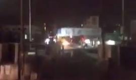 #شاهد .. آذان الفجر يتزامن مع أصوات الرصاص الحي في مخيم قلنديا شمال القدس المحتلة والذي يشهد مواجهات عنيفة بين المواطنين وقوات الاحتلال .