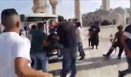 #شاهد | لحظة اقتحام قوات الاحتلال لصحن قبة  الصخرة المشرفة بالمسجد الأقصى والاعتداء على المصلين قبل قليل.