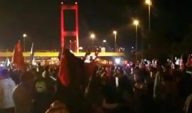 #بث_مباشر: الأتراك يواصلون الاحتفالات في #اسطنبول