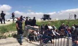 #شاهد أهالي قرية العيساوية بالقدس يؤدون صلاة الجمعة على مدخل قريتهم للأسبوع السادس على التوالي