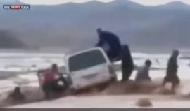 فيديو يظهر نجاة ركاب حافلة صغيرة جرفتها السيول التي اجتاحت مناطق عدة في جنوب وغرب مصر، إثر موجة أمطار غزيرة