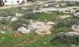 قوات الاحتلال تجرف أرض المواطن عطا جابر قرب مستوطنة خارصينا، الجاثمة على أراضي الخليل المحتلة.