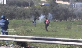 #شاهد بسالة شاب فلسطيني في مواجهة قوات الاحتلال رغم إصابته في قدمه خلال مواجهات رام الله أمس