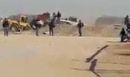 قوات الاحتلال تهدم منزلين في قرية بير هداج بالنقب المحتل، صباح اليوم.
تصوير خالد أبو خرما