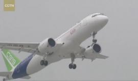 #شاهد | تحليق أول طائرة صنعتها الصين من طراز "سي919 " بنجاح قبل قليل، وهي من انتاج الشركة الحكومية "كوماك" (كومرشال إيركرافت كوربوريشن أوف تشاينا)، لمنافسة المجموعتين العملاقتين إيرباص وبوينغ.