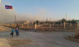 #شاهد| رجل سوري يهرب بعائلته بعد قصف جوي على مدينة #الرستن بريف #حمص الشمالي