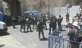#شاهد قوات الاحتلال تعتدي على المصلين المرابطين عند مدخل باب الأسباط وتعتقل شابا.
تصوير ساهر غزاوي