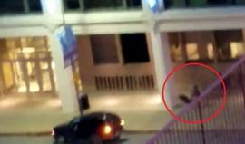 +18

#شاهد  لحظة قتل أحد عناصر الشرطة الأمريكية على يد شاب أسود في دالاس !