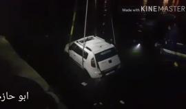 فرق الدفاع المدني تتمكن من انقاذ المركبة التي سقطت في حوض ميناء #غزة أمس