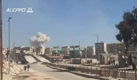 #شاهد| الأجواء في مدينة #حلب.. الطيران لا يغادر السماء والمظلات المتفجرة تتساقط على الأحياء السكنية