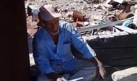 #شاهد كيف يبكي لاجئ فلسطيني على بقايا منزله المدمر بفعل الحرب بمخيم اليرموك جنوب دمشق