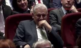 #شاهد يلدرم لا يتمالك نفسه ويذرف الدموع أمام شعر تلقيه طفلة سورية

.
.

وفيما يلي ترجمة شعر "العلم" للشاعر "عارف نهاد آسيا":

أيها العلم المزركش للسماء الزرقاء باللونين الأبيض والأحمر

أيها العلم الغادي فستان عرس لأختي، والكفن الأخير لشهيدي...

أيها الضوء