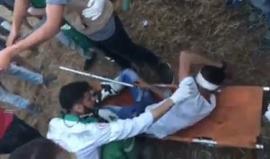 " هنا غزة" 
#شاهد فلسطيني مصاب برصاص الاحتلال في الجمعة الماضية، عاد اليوم للمشاركة في #مسيرة_العودة_الكبرى ليصاب مرة أخرى برصاص الاحتلال شرق مدينة غزة . 
تصوير ‏‎ALaa Mohsen‎‏