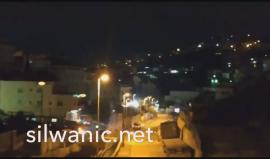 #شاهد إستهداف جيب "اسرائيلي" بالزجاجات الحارقة والألعاب النارية في حي عين اللوزة ببلدة سلوان بـ القدس المحتلة فجرا